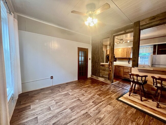 Building Photo - Dog Friendly, 3 Bed 1 Bath Single Family Home with Beautiful Hardwood Floors and Fenced Yard!!