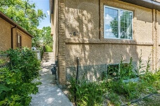 Building Photo - 261 Midwinter Ave