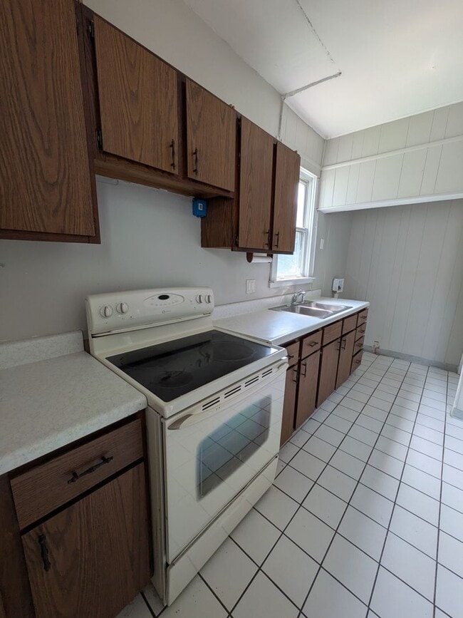 Building Photo - 2 bed 1 bath with 1st floor laundry and of...