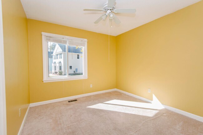 Foto del edificio - Gorgeous 3 Bedroom Home with Backyard Oasi...