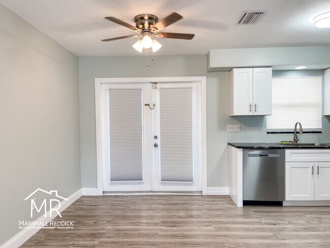 Foto del edificio - Charming 2 Bed 1 Bath Duplex in NE Cape