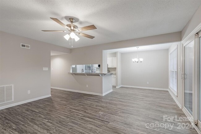 Foto del edificio - 5867 Harris Grove Lane Unit 5867