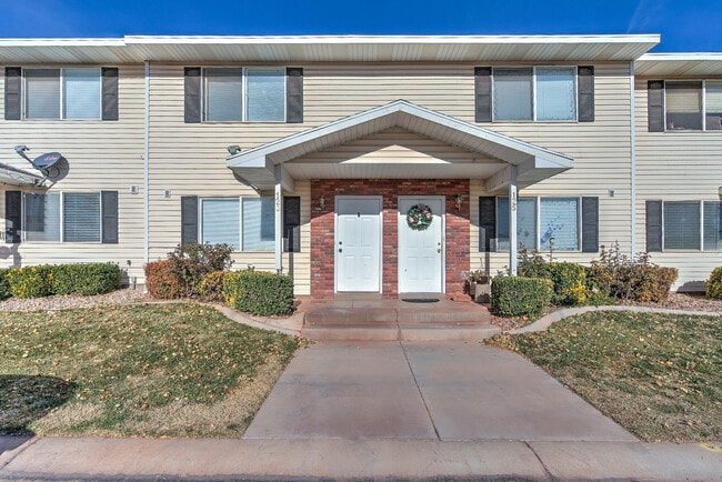 Building Photo - Beautiful 2 bed 1.5 bath townhome with 2 c...