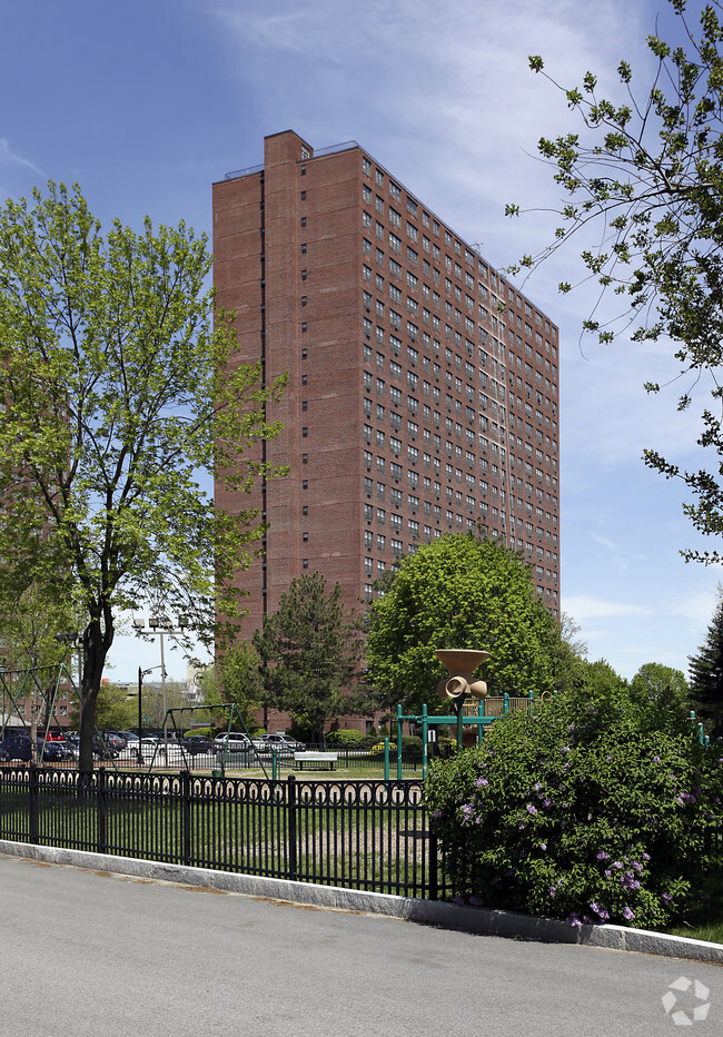 Foto del edificio - Fresh Pond Apartments