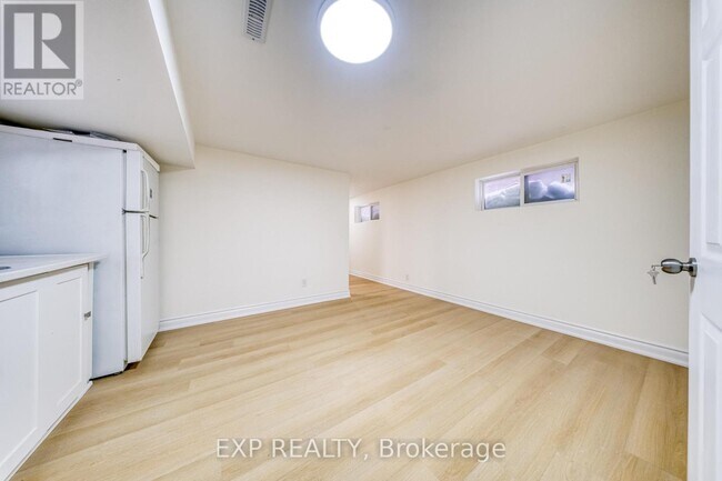 Photo du bâtiment - 82A Birchmount Rd