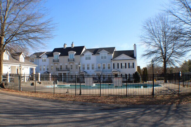 Building Photo - 4316 Summercrest Blvd