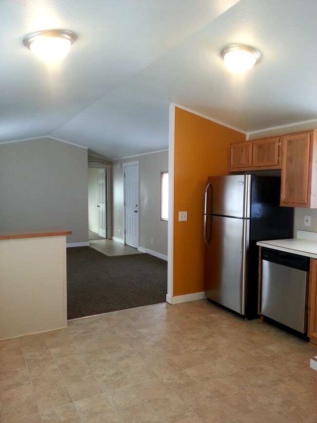 Building Photo - Great 2 Bedroom 1 Bathroom home in North Pointe!