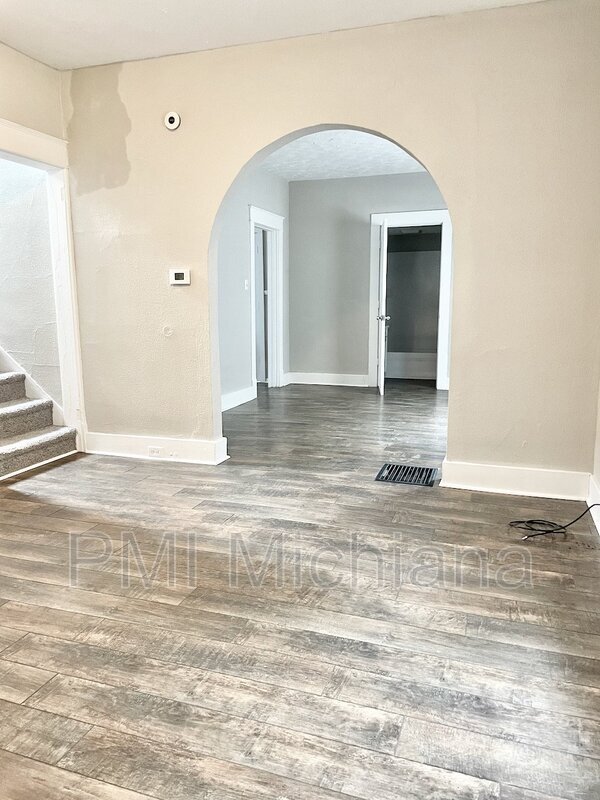 Foto del edificio - 221 E Broadway St