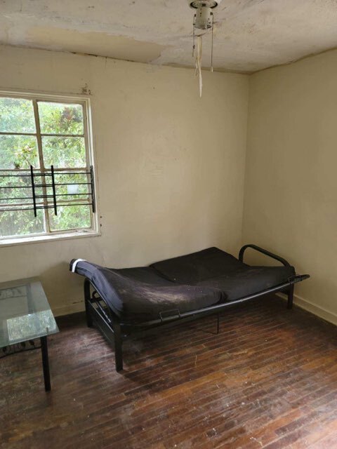 1 bd. w/ Futon & Side Table - 913 Lanier Ave