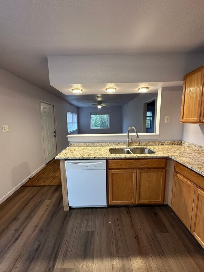 Foto del edificio - $1,900.00 MOVE-IN-SPECIAL