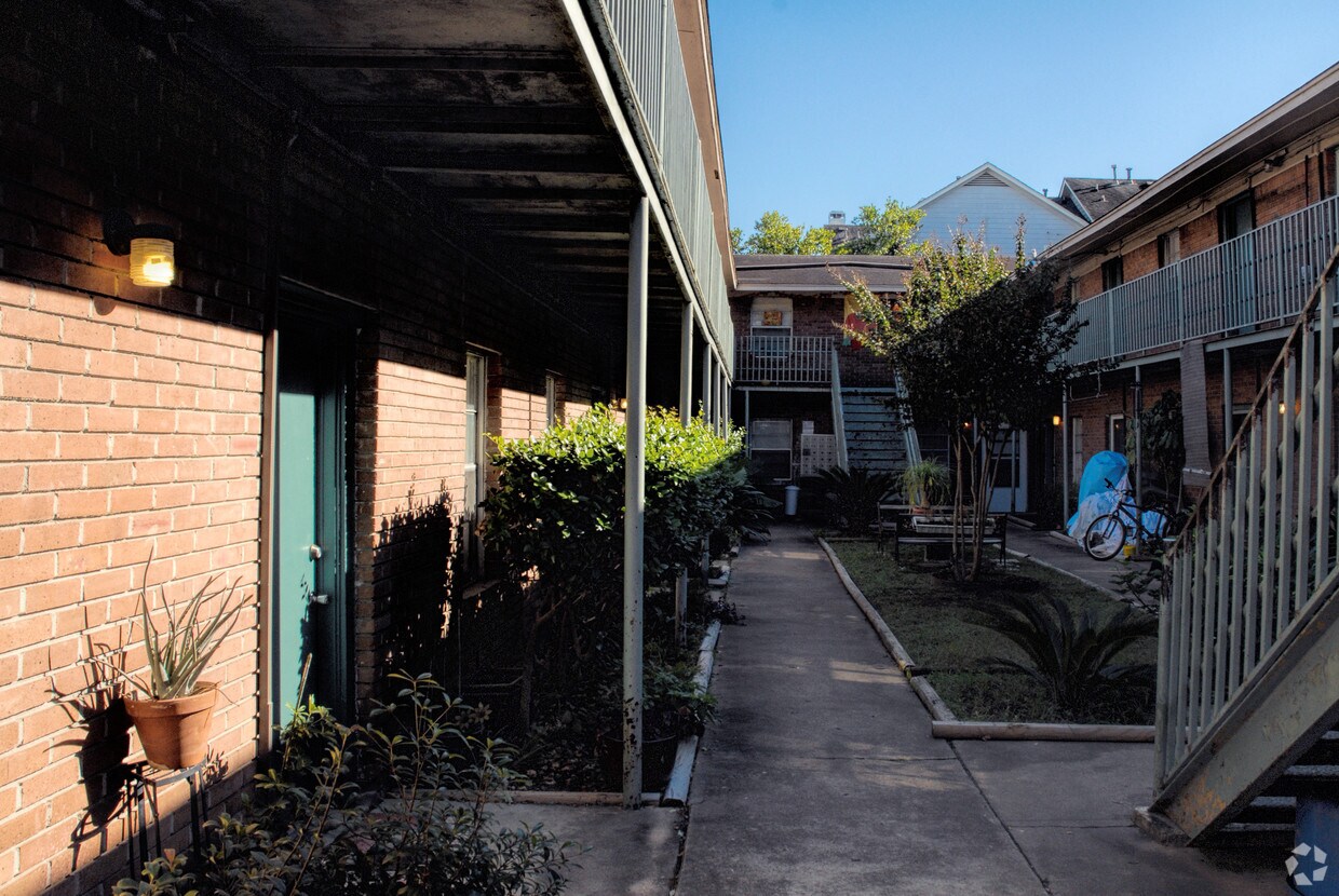 Primary Photo - 1419 Hyde Park