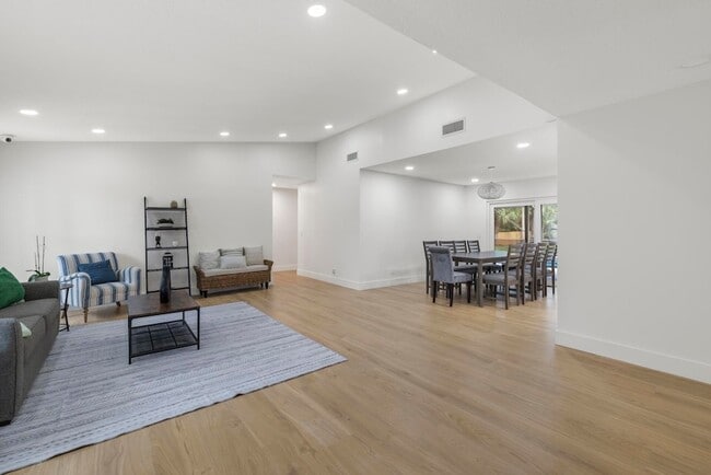 Building Photo - 12151 Old Country Rd N