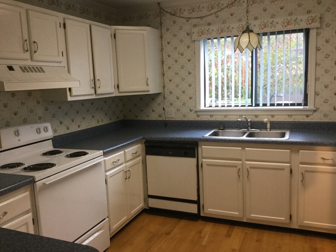 Primary Photo - Laurel Park Condo for rent!