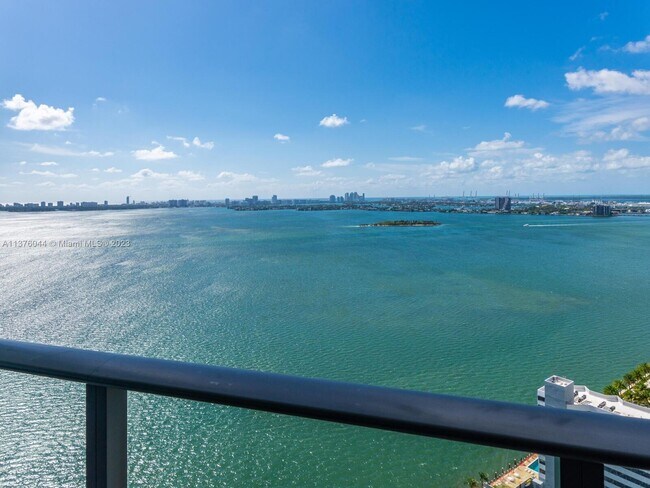 Foto del edificio - 650 NE 32nd St