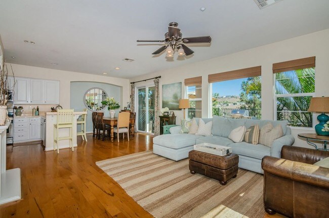 Building Photo - Charming Townhome with Panoramic Views