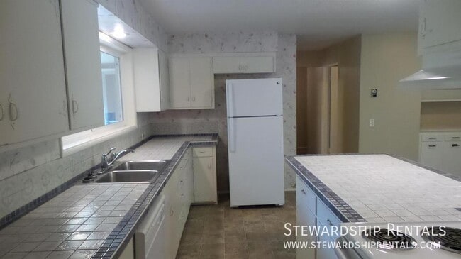 Building Photo - Spacious 5 Bd, Close to LCC or U of O!