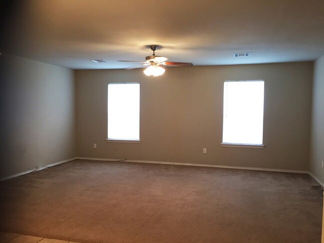 Building Photo - Beautiful 3 BR 2.5 BATH in Broken Arrow!