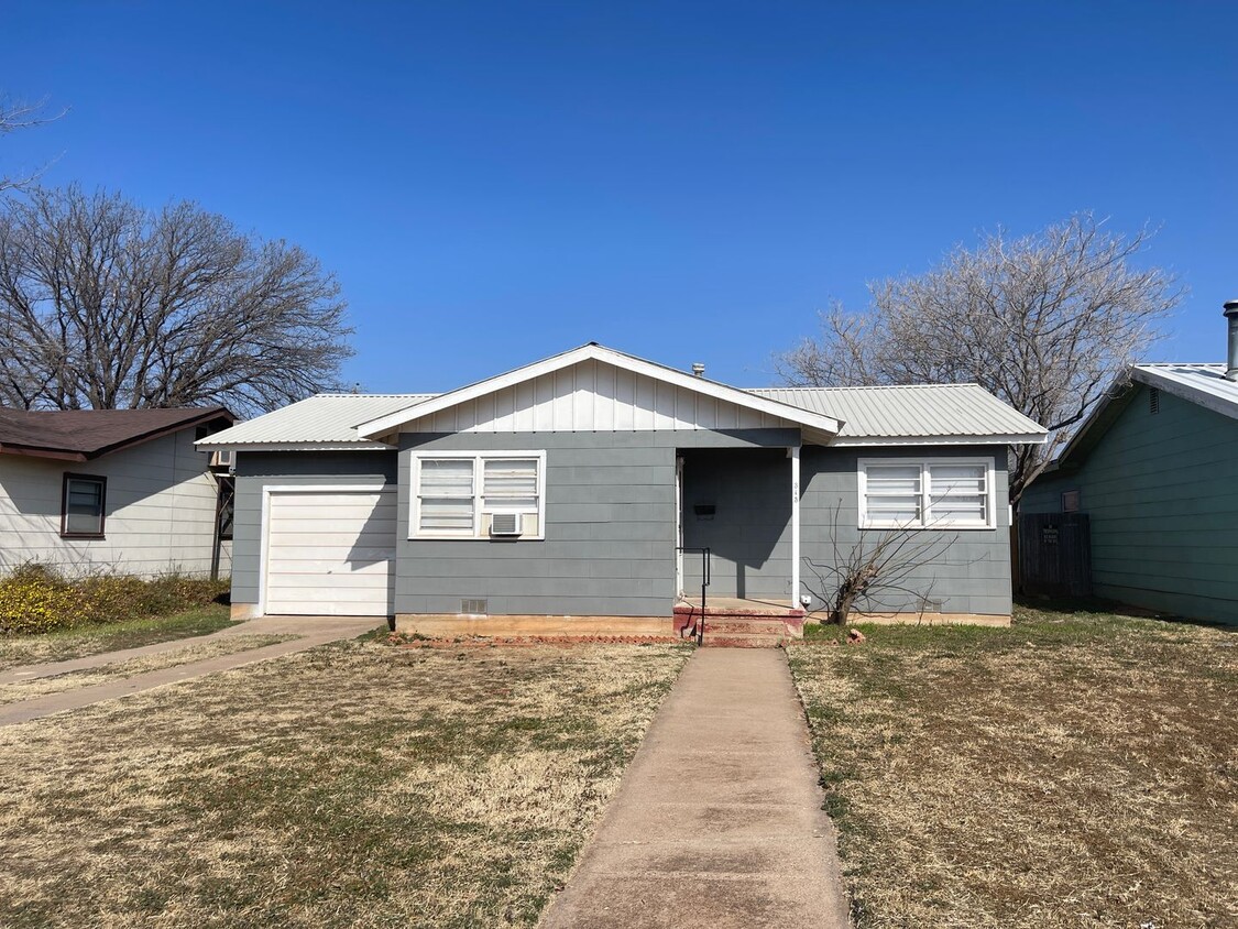 Primary Photo - 2 Bed 1 Bath House with Garage