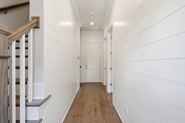Foto del edificio - End-Unit Townhome with Private Rooftop Terrace in Myers Park!!