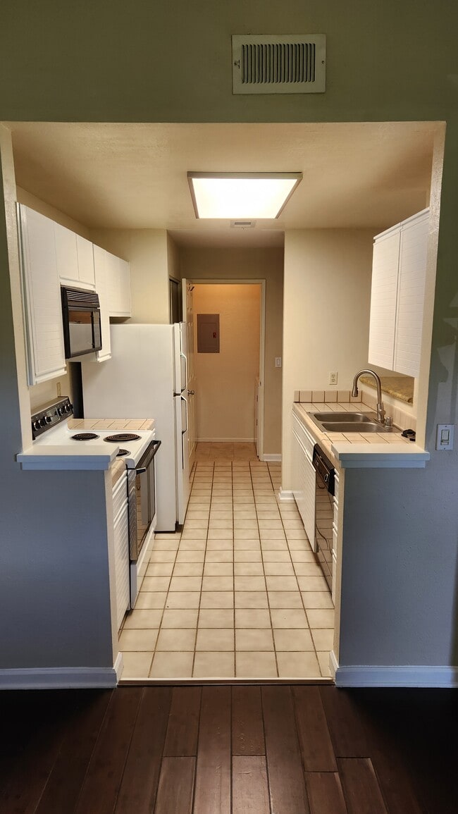 Building Photo - 8170 Mountain View Dr