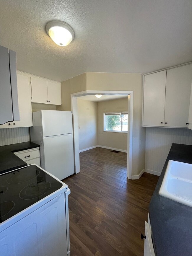 Building Photo - Charming 3bdrm, 1 bath house with fenced y...