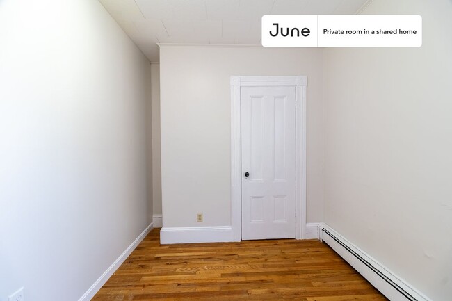Foto del edificio - Private bedroom in 3 bed/1 bath Home