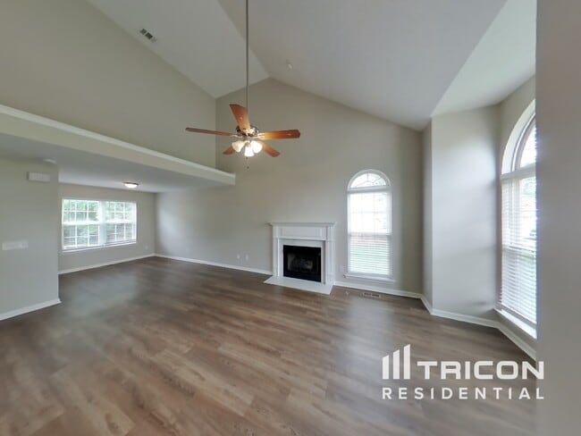 Building Photo - 283 Iris Dr