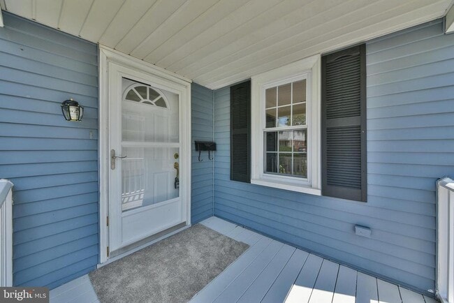 Building Photo - 6 Grove Ave