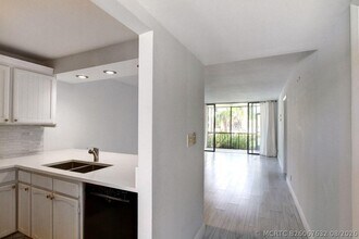 Building Photo - 11 Royal Palm Way