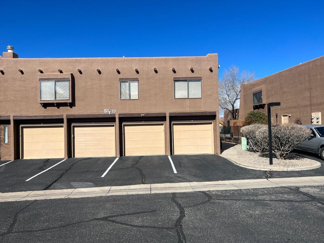 Foto principal - 5801 Lowell St NE