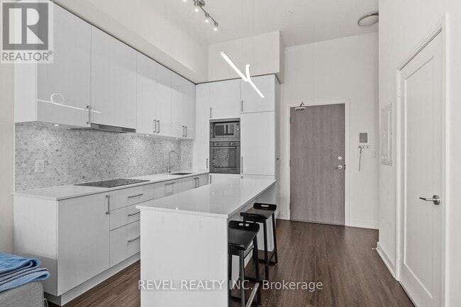 Photo du bâtiment - 27-W227 Bathurst St