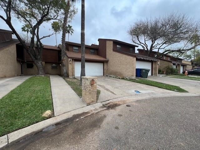 Primary Photo - 10 Quadrangle Cir