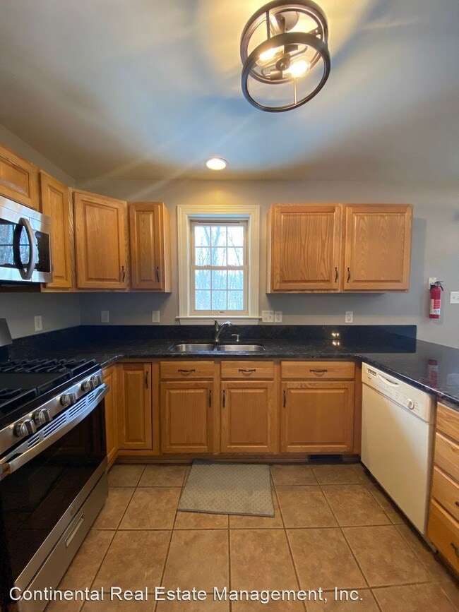 Building Photo - 3 br, 2.5 bath House - 662-C Oakwood Avenue