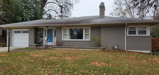 Foto del edificio - Don't Scroll Past This One!  Renovated, Brick Ranch. 3 Bedrooms, 2 FULL Bathrooms, Basement, Garage!