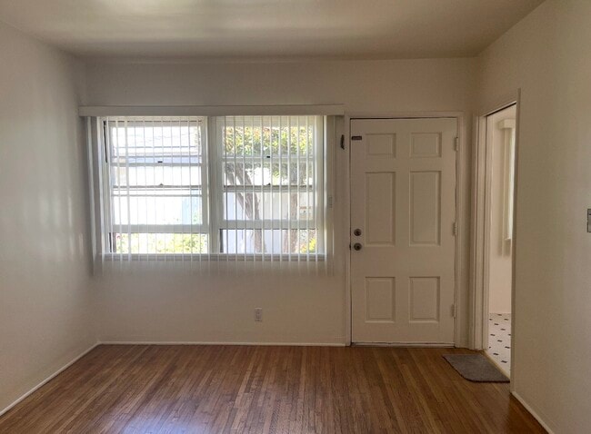 Building Photo - 918 S Averill Ave