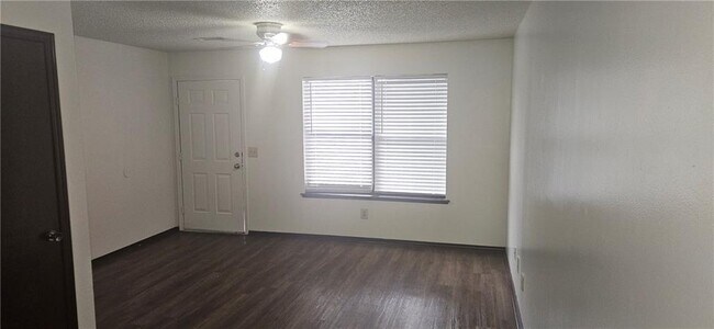 Foto del edificio - 635 Whitham Ave