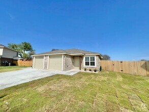 Building Photo - 1704 Castroville Trl