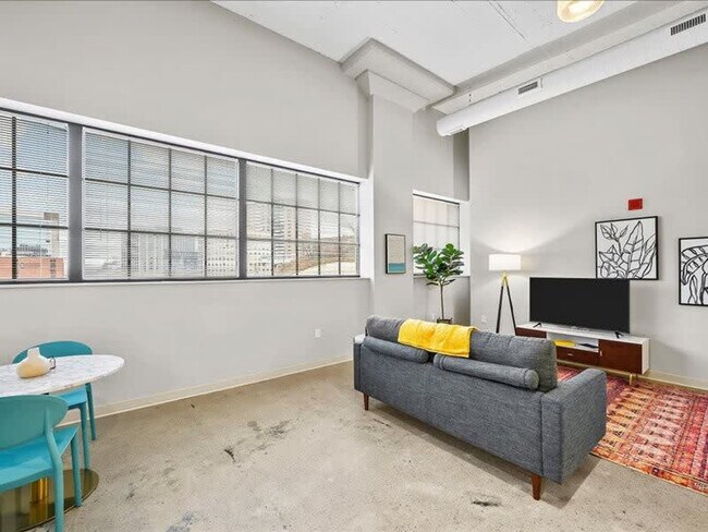 Foto del edificio - 615 First Ave