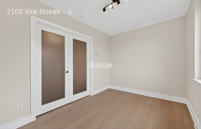 Building Photo - 2100 Av. Van Horne