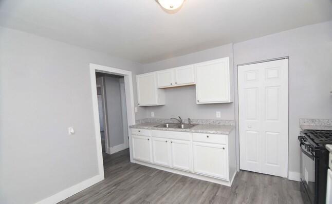 Building Photo - 1112 12th Street Unit 2