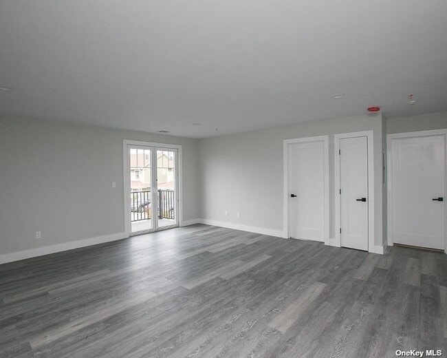 Building Photo - 170 W Montauk Hwy