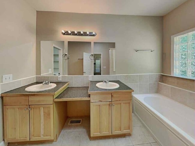 Building Photo - 2611 Meadow Ln