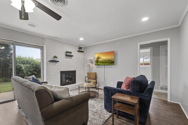 Foto del edificio - Bright & spacious 6-bedroom retreat in Benbrook