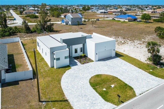 Building Photo - 300 Chiquita Blvd N