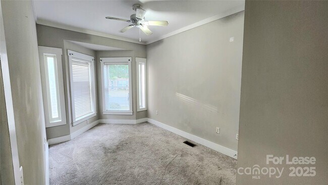 Foto del edificio - 429 Windsor Gate Dr