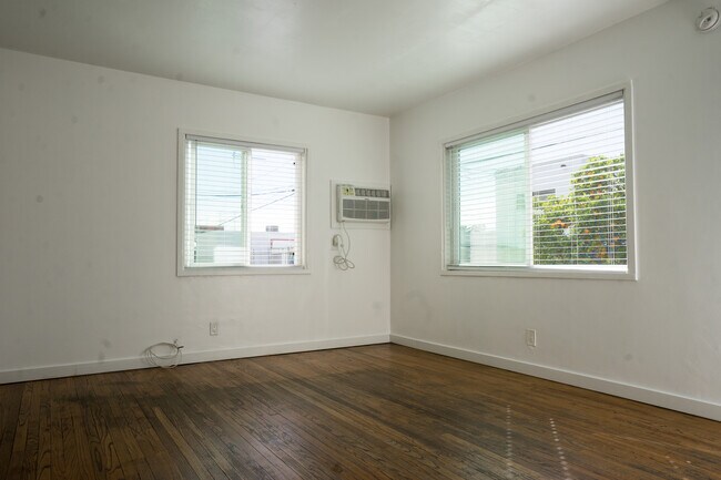 Building Photo - 5614 Auckland Ave