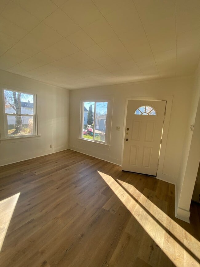 Building Photo - 588 Oak St