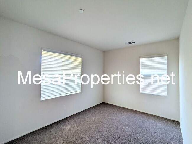 Foto del edificio - 14311 Bear Valley Rd