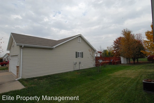 Building Photo - 1257 Pinnacle Pointe Dr