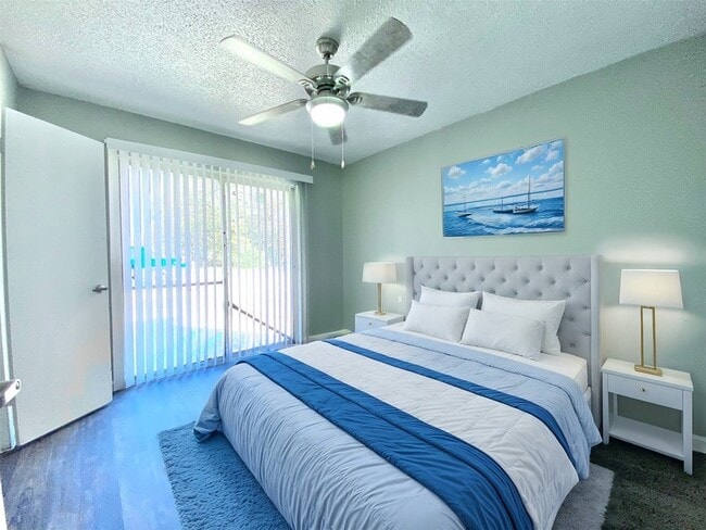 Foto del edificio - 819 Bluebird Dr